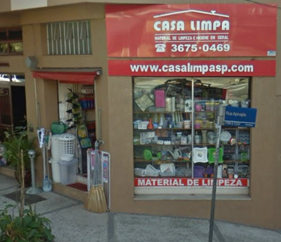 Interior da loja Casa Limpa com produtos de limpeza