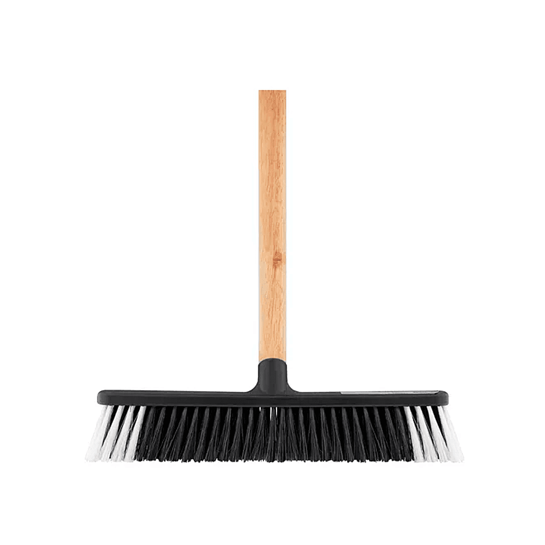 Vassoura para uso interno com cabo de madeira Condor V-16. Categoria Acessórios para Limpeza. Subcategoria Vassouras. Marca Condor. Quantidade 1. Casa Limpa em São Paulo, Rua Apinajés 1484, Sumaré.